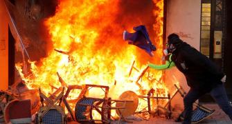 Violence returns to streets of Paris. Courtesy, Yellow vests protesters
