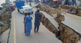 26 killed, over 300 hurt after quake jolts Pakistan