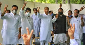 With victory sign, Gehlot flaunts his strength