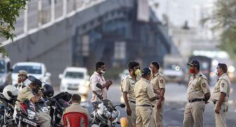 Migrant workers leave Mumbai in taxis, auto rickshaws