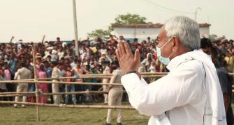 Onions thrown towards Nitish at poll rally