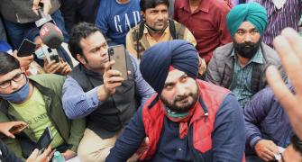 Tit for tat: Sidhu protests outside Kejriwal's house