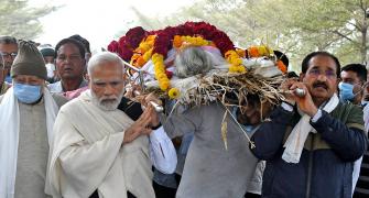 Modi's mother Hiraben dead, PM performs last rites