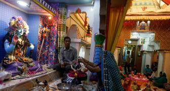 Over 200 Hindu pilgrims pray at renovated Pak temple