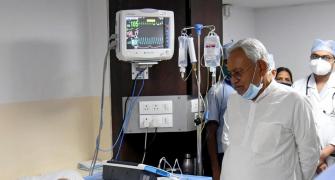 Nitish calls on ailing Lalu Yadav in hospital