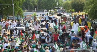 Protesting Punjab farmers spend night on road