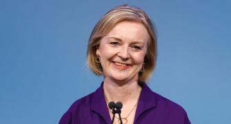 Liz Truss beats Rishi Sunak to be elected new UK PM