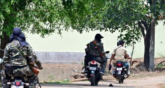 Naxals kill 2 unarmed cops on Chhattisgarh-Maha border