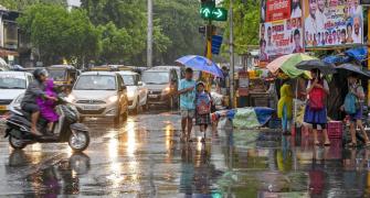 Heavy unseasonal rains lash Mumbai