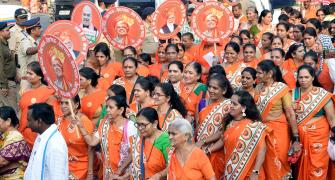 Mahayuti Supporters Throng Azad Maidan