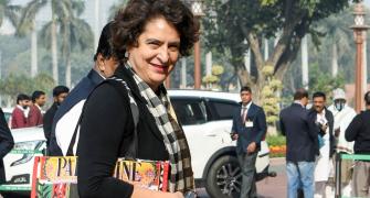 Pak politician praises Priyanka for 'Palestine' bag