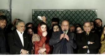 Nawaz Sharif invites rival parties to form govt in Pak
