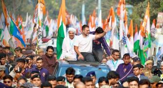 Day after Nitish's U-turn, Rahul's rally enters Bihar