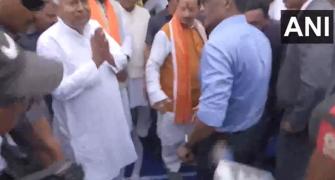 Nitish Kumar offers to touch official's feet because...