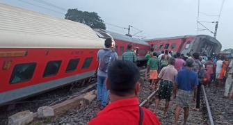 2 killed as 18 coaches of Howrah-Mumbai train derail