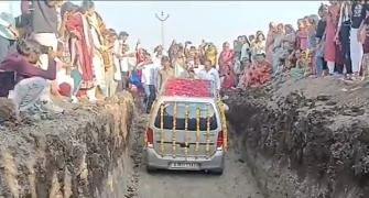 Guj family gives samadhi to 'lucky' car; 1,500 join