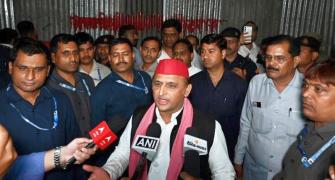 Akhilesh garlands JP bust, urges Nitish to exit NDA