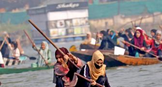 A Women's Boat Race On Dal Lake!