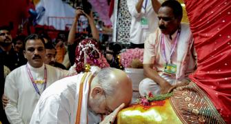 Amitbhai Bows To Lalbaugcha Raja