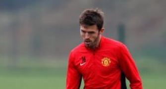 United's Carrick out for up to a month: Reports
