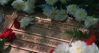 Senna's simple grave a magnet for fans 20 years on