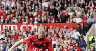 Rooney gets Man United off to winning start