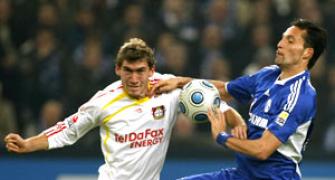 Leverkusen go top despite draw at Schalke