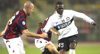 Under-fire Balotelli helps Inter win