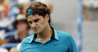 Federer shakes off rust to advance in Toronto