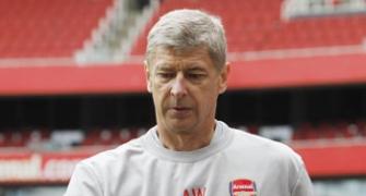 Wenger signs new contract with Arsenal