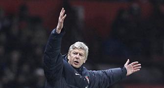 Wenger slams Old Trafford pitch