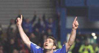 Man City stretch lead, Chelsea end dismal run