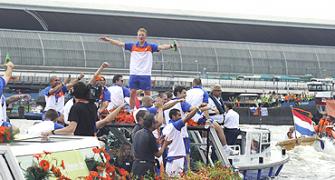 Dutch team get warm greeting by fans during canal parade