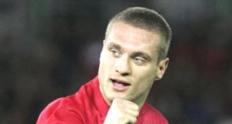 Defender Vidic agrees new deal with Man United
