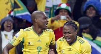 Mexico hold South Africa in pulsating opener