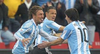 Heinze header helps Argentina down Nigeria