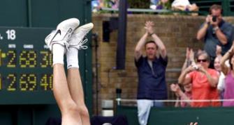 Record king Isner upstages Queen at Wimbledon