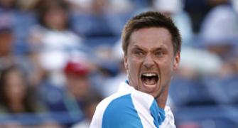 Murray stunned by Soderling, Roddick advances