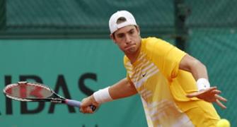 Isner's ace barrage make mockery of slow clay