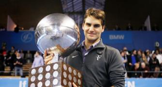 Federer wins at Stockholm, equals Sampras' record