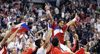 Tipsarevic steers Serbia into Davis Cup final
