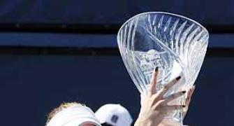 Radwanska upsets Zvonareva to win San Diego title