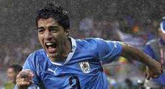 Luis Suarez completes Liverpool move