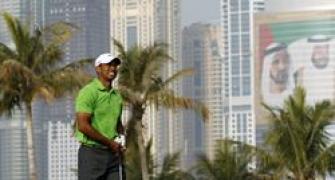 Woods fires 66, roars into contention