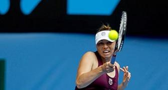 Dark horse Zvonareva canters into second round