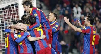 Barca march on at top, Valencia squeeze 4-3 win