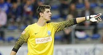 Chelsea loan new keeper Courtois to Atletico