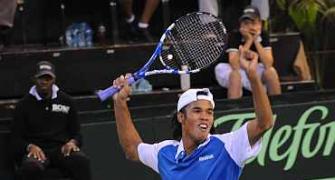 Somdev stuns Tipsarevic to draw India level