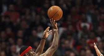 NBA: Mavs down Lakers, Hawks stun Bulls