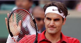 Images: Federer on fire, Schiavone survives
